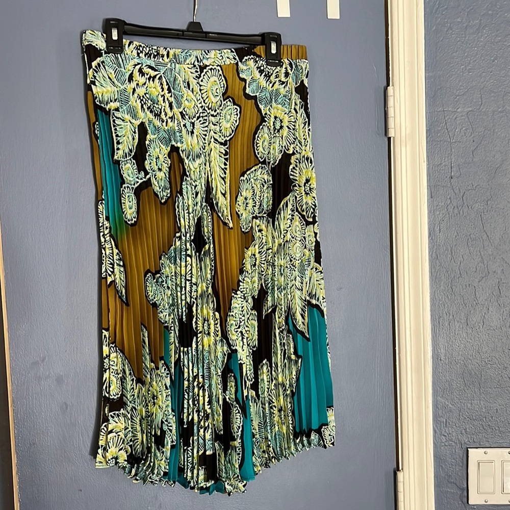 Investments Beautiful Floral Pleated Large Skirt Elastic Wasit Good Condition